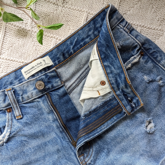 Abercrombie & Fitch | The Boyfriend Short Mid Rise | Distressed Medium Wash - Picture 5 of 9
